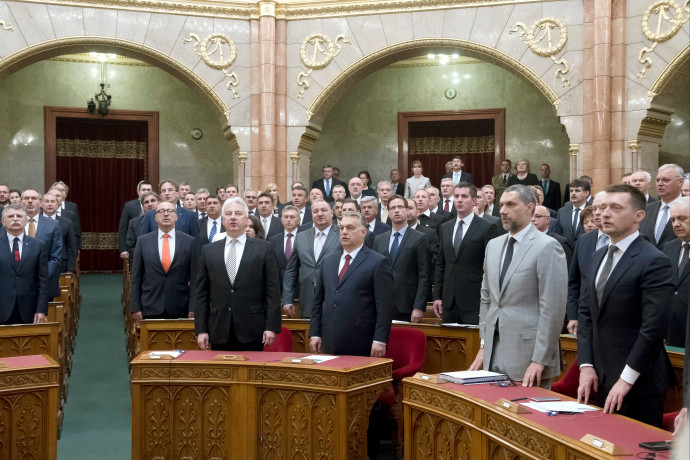 Ma megalakul az új Országgyűlés, Hadházy Ákos kivételével mindenki leteszi az esküt