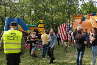 Sör, kolbász, Trianon: megnéztük a Mi Hazánk majálisát a Hajógyári-szigeten