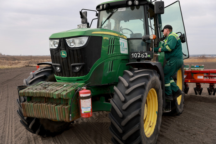 Egy ukrán farmer és John Deere traktorja Humnyiszkában – Fotó: Joe Raedle / Getty Images