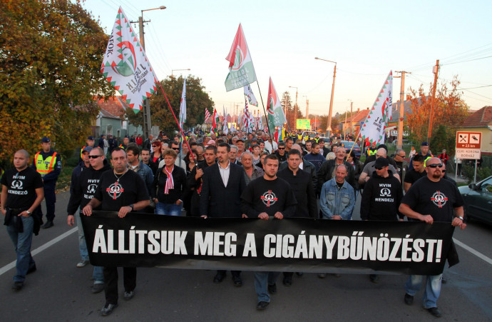 Emberek demonstrálnak a Jobbik Magyarországért Mozgalom és az Új Magyar Gárda tüntetésén, Kerecsenden, 2012. október 21-én – Fotó: Vajda János / MTI