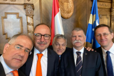 Öt fiatal demokrata egy képen