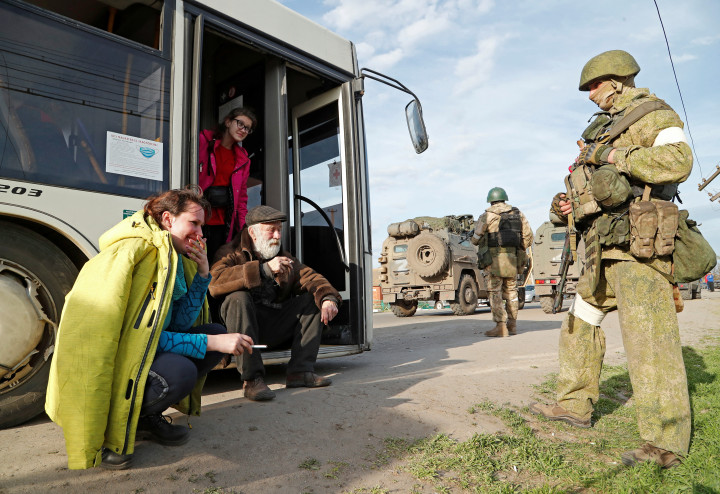 Natalia Uszmanova (balra) a kimenekítés után – Fotó: Alexander Ermochenko / Reuters