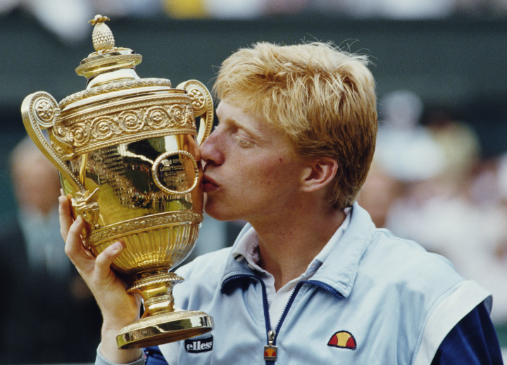 Becker a Kevin Currennel szemben nyert kupájával az 1985-ös wimbledoni mérkőzés után – Fotó: Steve Powell / 2017 Getty Images