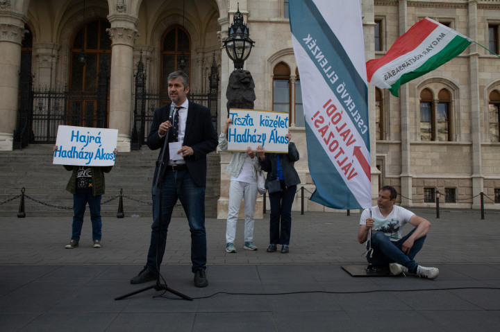 Hadházy a Kossuth téren: A Jobbik, az MSZP és az LMP kollaboráns pártok