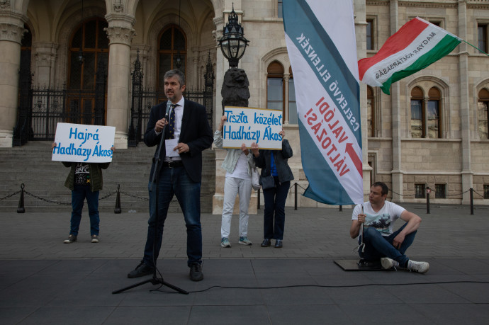 Hadházy a Kossuth téren: A Jobbik, az MSZP és az LMP kollaboráns pártok