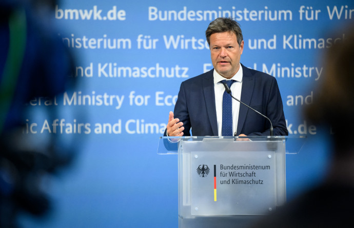 Roert Habeck német gazdasági miniszter egy május 2-ai sajtótájékoztatón – Fotó: Bernd Von Jutrczenka / DPA / AFP