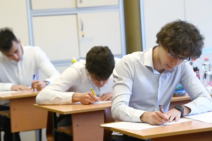 Ma matematikából érettségiznek a diákok, a feladatok megoldásai kora délután jelennek meg a Telexen