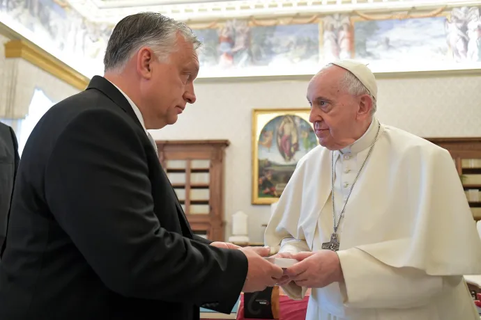 A Vatikáni Média által közreadott képen Ferenc pápa (j) magánkihallgatáson fogadja Orbán Viktor miniszterelnököt a Vatikánban 2022. április 21-én. Az április 3-i parlamenti választás óta a kormányfő első hivatalos útja a vatikáni látogatás – Fotó: Vatikáni Média / MTI