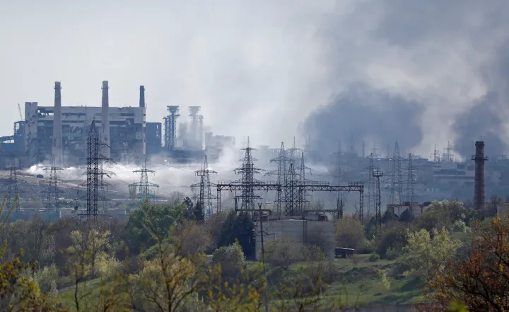 Füst száll fel az Azovsztal acélműből 2022. május 2-án – Fotó: Alexander Ermochenko / Reuters