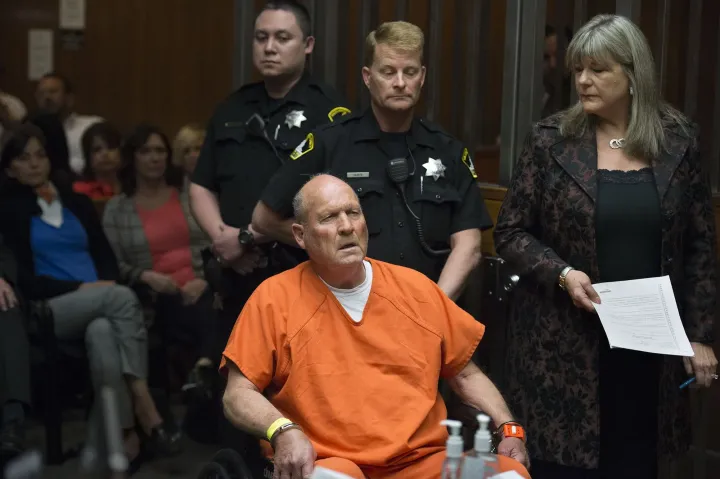 Joseph James DeAngelo sorozatgyilkos a sacramentói tárgyalóteremben, 2018. április 27-én – Fotó: Randy Pench / Sacramento Bee / Tribune News Service / Getty Images