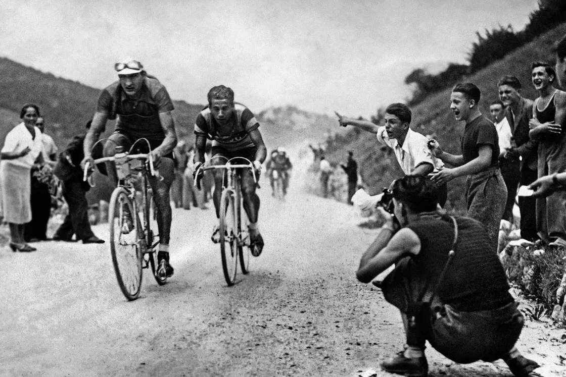 Hótorlaszon átevickélő és verseny közben spagettit habzsoló bringások: Giro-történelem képekben