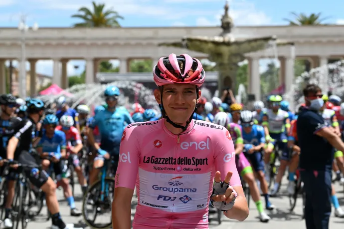 Valter Attila rózsaszín trikóban a 2021-es Giro 8. szakaszának rajtánál – Fotó: Stuart Franklin / Getty Images