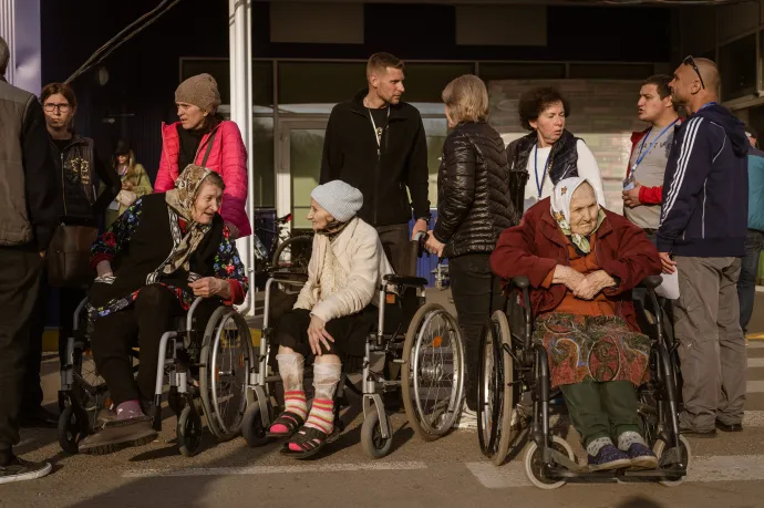 Az azovsztali acélgyárból kimenekített civilek: Megértettük, hogy ez csak egy tömegsír lesz