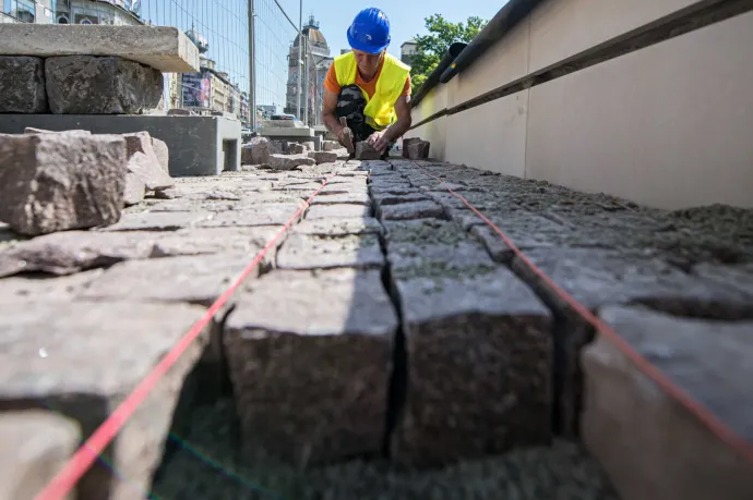 Egyszerre építenek és bontanak a Blaha Lujza tér körül