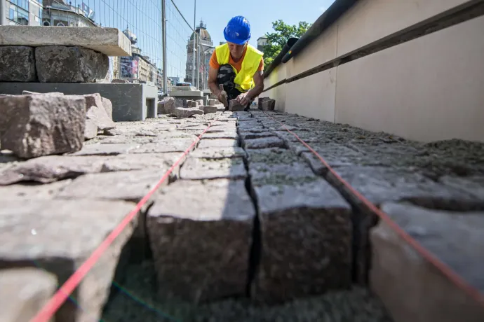 Egyszerre építenek és bontanak a Blaha Lujza tér körül