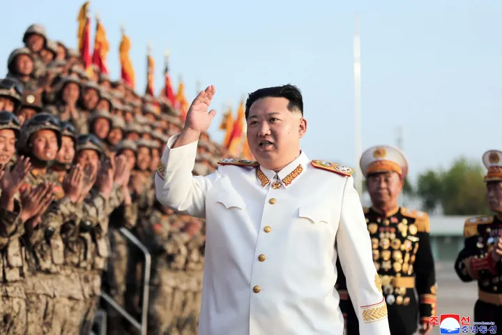 Kim Dzsongun a Koreai Népi Forradalmi Hadsereg 90. évfordulója alkalmából tartott katonai parádén, 2022. április 27-én – Fotó: STR / KCNA VIA KNS / AFP