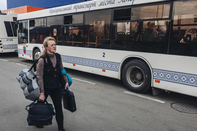 Egy Mariupolból evakuált asszony Zaporizzsjában, ahová a civileket menekítő buszok érkeznek – Fotó: Anadolu Agency / Getty Images