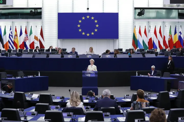 Ursula von der Leyen, az Európai Bizottság elnöke beszédet mond az Európai Parlament plenáris ülésén Strasbourgban 2022. május 4-én – Fotó: Julien Warnand / EPA / MTI