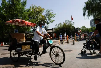 Pekingben új járványügyi korlátozásokat vezetnek be, Sanghajban minimálisan enyhítenek rajtuk