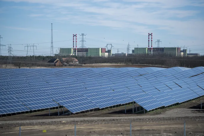 A paksi naperőmű napelemtáblái az ország legnagyobb, 9 milliárdos költséggel készült naperőműve az MVM Csoport megújuló energiatermeléssel foglalkozó tagvállalata, az MVM Zöld Generáció Kft. koordinálásával valósult meg az atomerőműtől néhány kilométerre – Fotó: Sóki Tamás / MTI