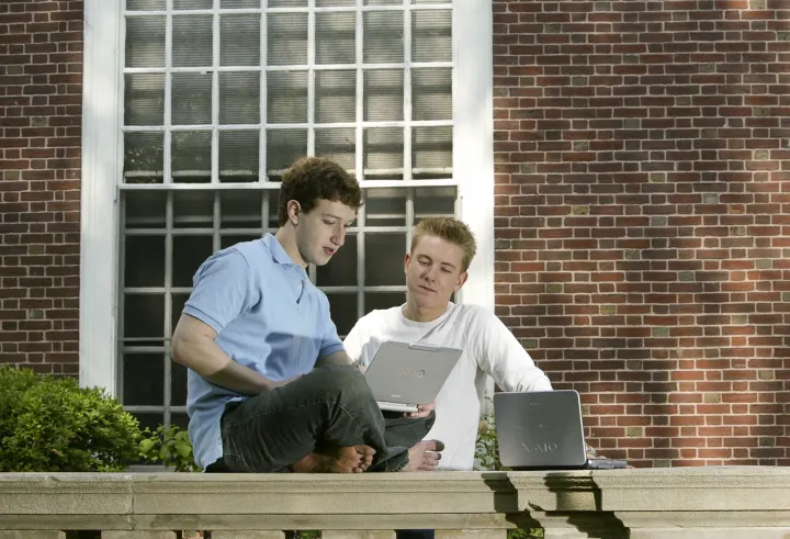 Mark Zuckerberg és Chris Hughes Facebook létrehozásán dolgoznak a Harvard Egyetemen 2004-ben – Fotó: Rick Friedman / Corbis / Getty Images