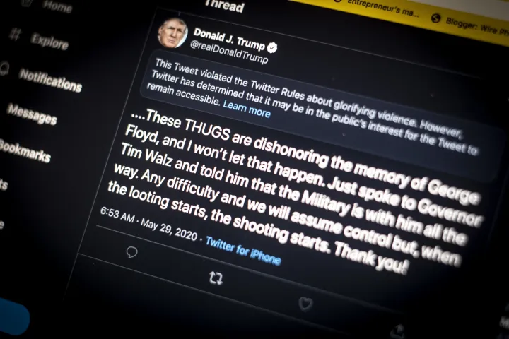 Donald Trump elnök 2020. május 29-i tweetje, amit a Twitter félrevezetőnek, erőszakra szító üzenetnek ítélt – Fotó: Jaap Arriens / NurPhoto / AFP