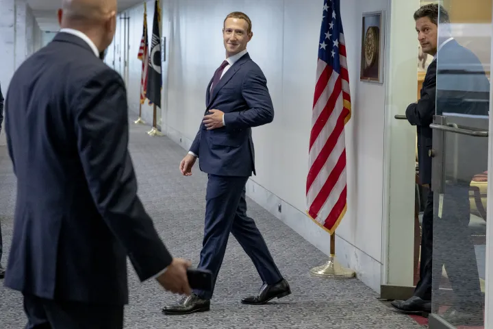 Mark Zuckerberg és Joel Kaplan távoznak John Cornyn szenátorral folytatott találkozójukról 2019. szeptember 19-én Washingtonban – Fotó: Samuel Corum / Getty Images