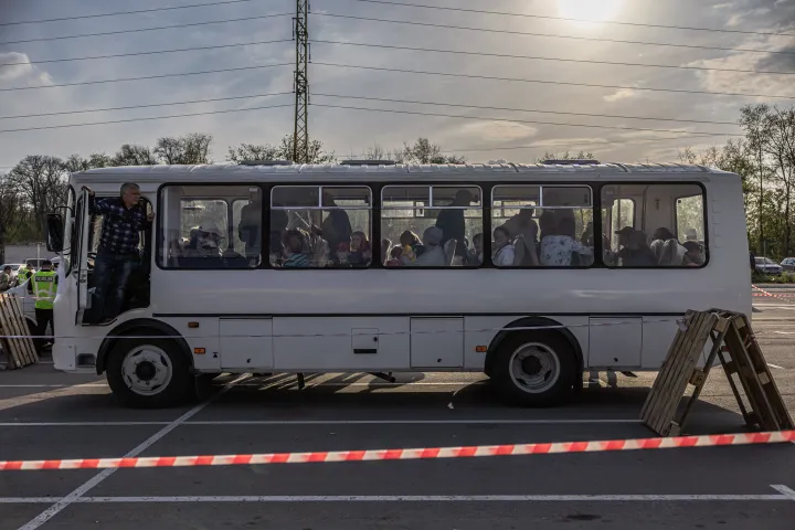 A mariupoli Azovsztal acélműből kimenekített emberek busszal érkeznek a délkelet-ukrajnai Zaporizzsjába 2022. május 3-án. – Fotó: Roman Pilipej / EPA / MTI