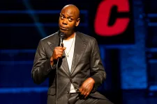 Műanyag pisztolyba rejtett kés volt Dave Chappelle támadójánál