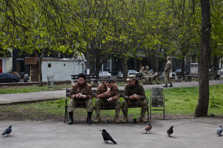 Ukrán katonák ebédelnek egy parkban Mikolajivban, 2022. április 22-én – Fotó: Anastasia Vlasova / Getty Images