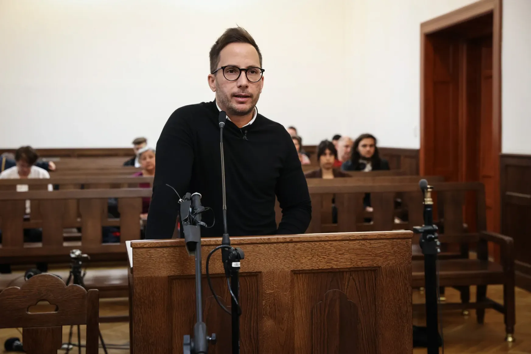 Megrovást kapott a bíróságtól Pető Attila, aki bocsánatkérést várt azért, mert gyerekként egy pap molesztálta
