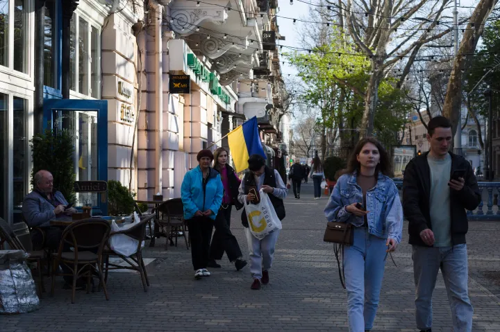 Emberek sétálnak Odessza belvárosában, 2022. április 25-én – Fotó: Anastasia Vlasova / Getty Images