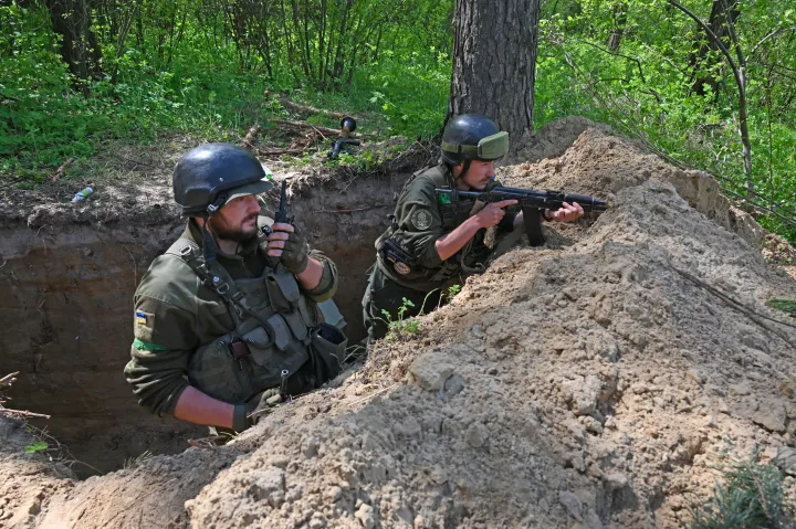 Ukrán katonák egy lövészárokban Harkiv környékén, egy erdőben, 2022. április 30-án – Fotó: Sergey Bobok / AFP