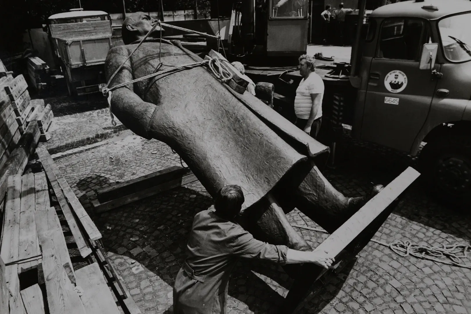 Stalter György – A Lenin-szobor elszállítása a Felvonulási térről, 1989