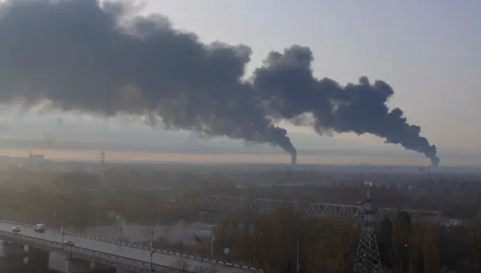 Füst száll fel a brjanszki olajdepó felől 2022. április 25-én – Fotó: Natalya Krutova