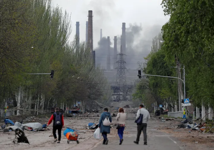 Füst száll fel az Azovsztal Vas- és Acélgyár üzeme fölé Mariupolban, 2022. május 2-án – Fotó: Alexander Ermochenko / Reuters