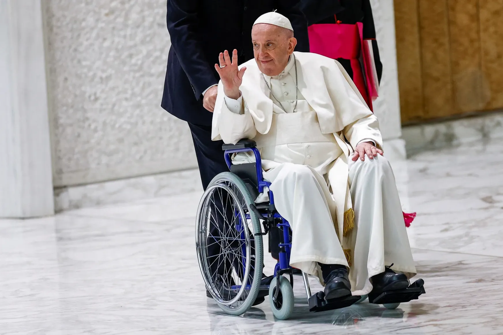 Orvosi utasítás miatt Ferenc pápa kerekesszékben érkezett egy találkozóra