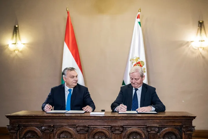 Orbán Viktor és Tarlós István aláírja a főváros és a kormány együttműködéséről szóló, 15 pontból álló megállapodást a főváros napján az Újvárosházán 2018. november 17-én – Fotó: Szecsődi Balázs / Miniszterelnöki Sajtóiroda / MTI