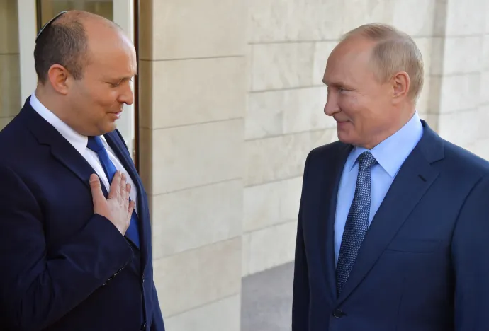 Naftali Bennett izraeli miniszterelnök és Vlagyimir Putyin orosz elnök oroszországi találkozójukon 2021. október 22-én – Fotó: Evgeny Biyatov / Sputnik / AFP