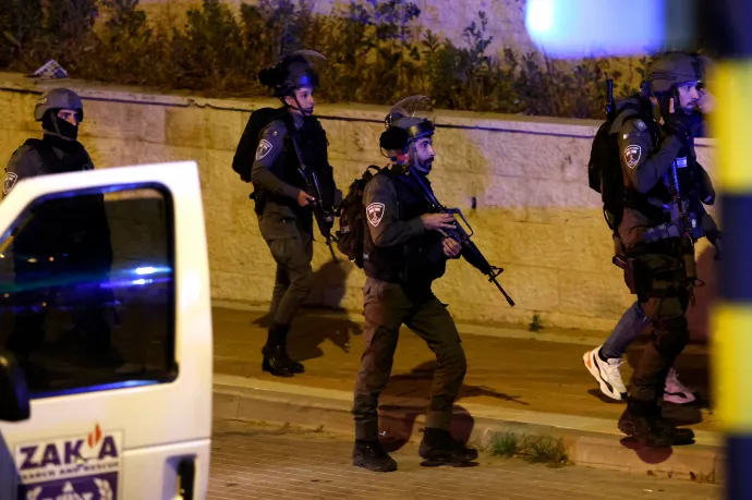 Izraelben baltával mészároltak le három embert, hajtóvadászat indult a terroristák után