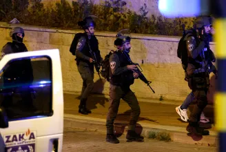 Izraelben baltával mészároltak le három embert, hajtóvadászat indult a terroristák után