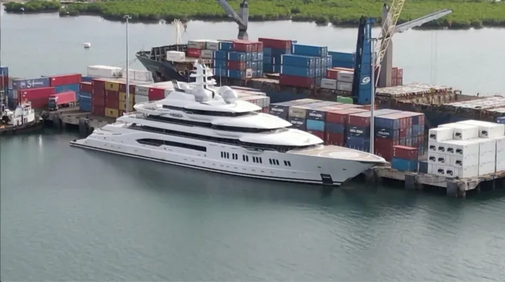 Pillanatkép egy drónvideóból, amelyen az Amadea nevű jacht látható a fidzsi-szigeteki Lautoka kikötőjében – Forrás: Reuters TV / Reuters