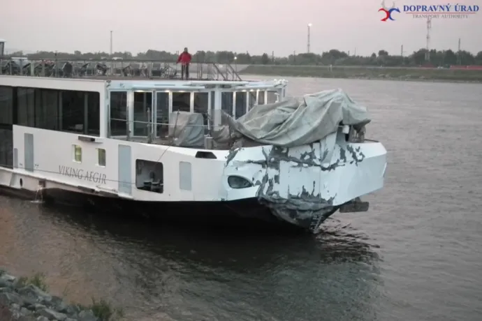 Hídpillérnek ütközött egy kirándulóhajó Révkomáromnál, tizenegyen megsérültek