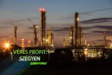 Véres profit: szégyen – vetítette a Mol százhalombattai finomítójára a Greenpeace