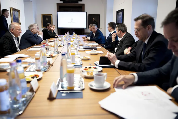 Orbán Viktor az általa összehívott iparági egyeztetésen, amelyen Magyarország energiabiztonságáról tárgyaltak Brüsszel tervezett orosz olajembargója mentén a Karmelita kolostorban 2022. május 5-én – Fotó: Fischer Zoltán / Miniszterelnöki Sajtóiroda / MTI