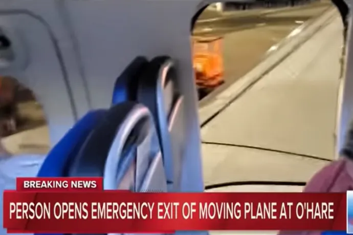 Feltépte a vészkijáratot és kisétált a guruló repülőgép szárnyára egy chicagói utas