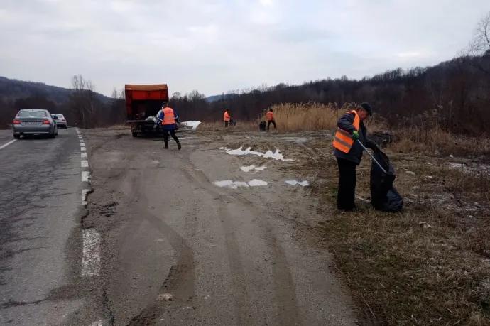 Tele van a Zsil-völgye a kamionokból kidobált vizelettel teli palackokkal, a hatóságok alig győzik a fertőtlenítést