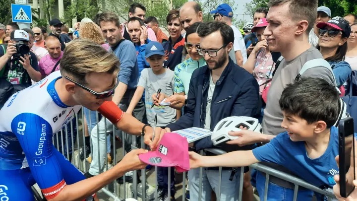 Valter Attila dedikál a Giro d'Italia első napján – Fotó: Fehér János / Telex