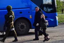 Már két civileket kimenekítő busz is elhagyhatta a mariupoli acélgyárat