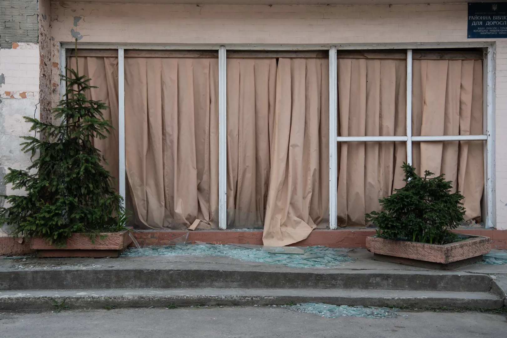 A főutcán mindenfelé betörtek az ablakok – Fotó: Bődey János / Telex
